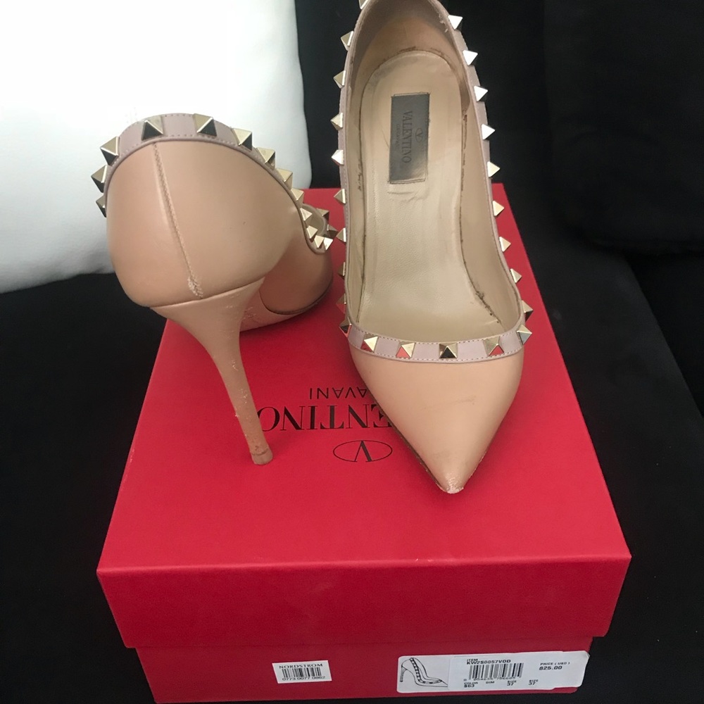 Valentino Garavani Nude Rockstud Patent Leather Pumps - Picture 2 of 8